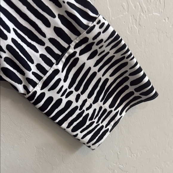 Chico's Black and White Casual Button Down Shirt size 2 - Picture 4 of 9